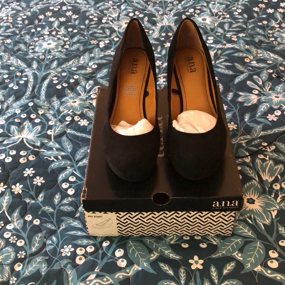 WMNS black wedge heels